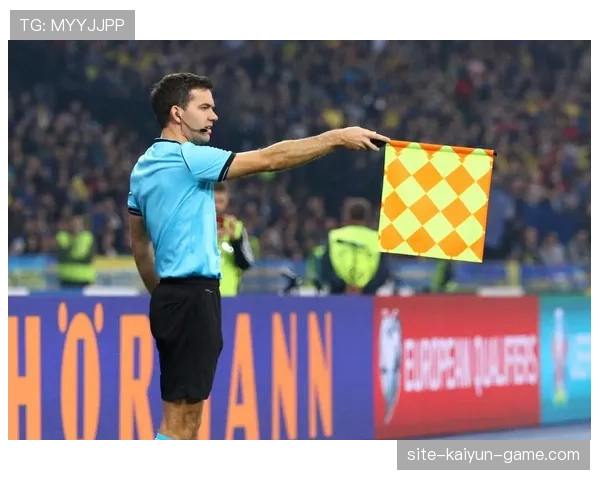 边裁核心职责：越位判罚与界外球判定规则解析