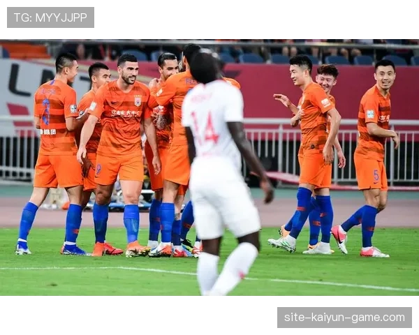 罗马教练战术争议持续显现，球队表现波动引发外界质疑